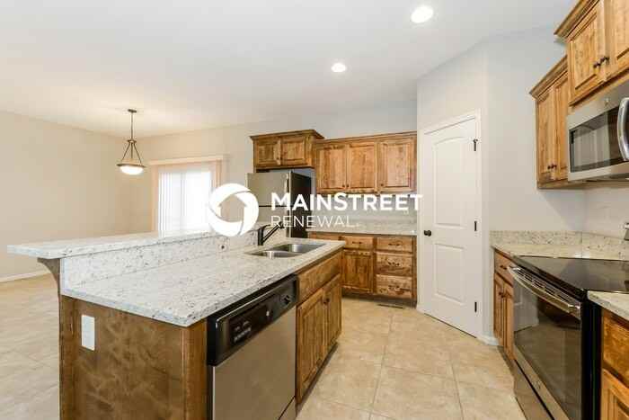 523 S Poplar St - Photo 7 of 17