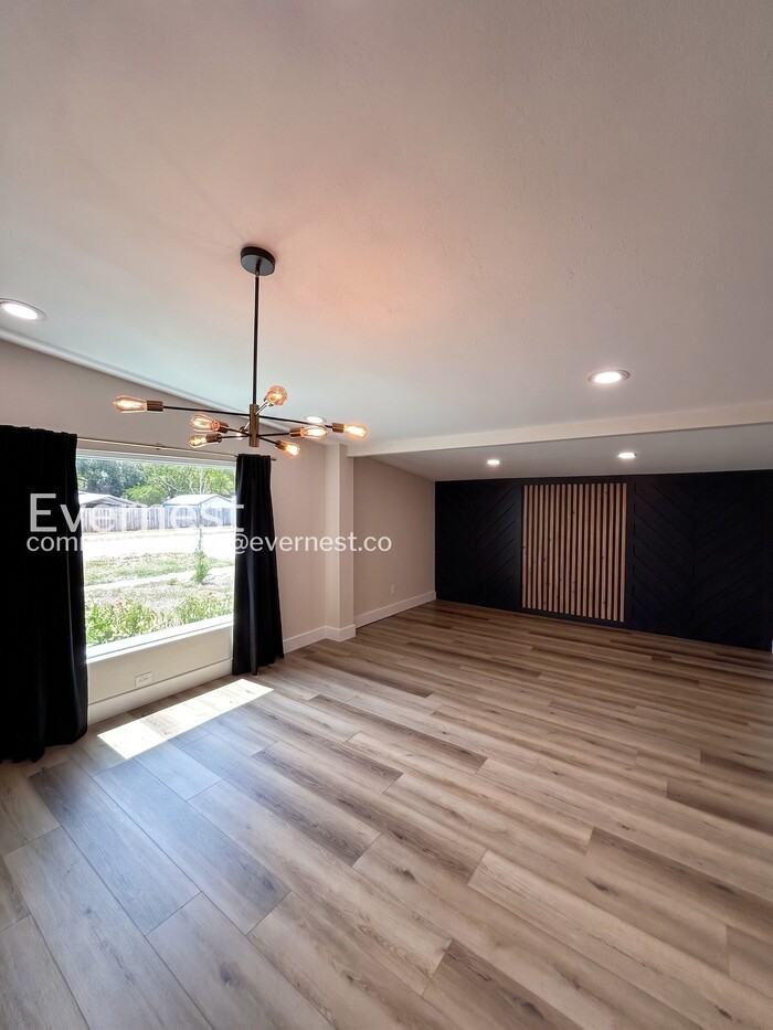 5908 S Manhattan Ave - Photo 3 of 30