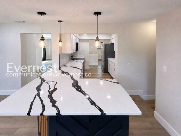 5908 S Manhattan Ave - Photo 5 of 30