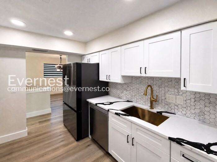 5908 S Manhattan Ave - Photo 6 of 30