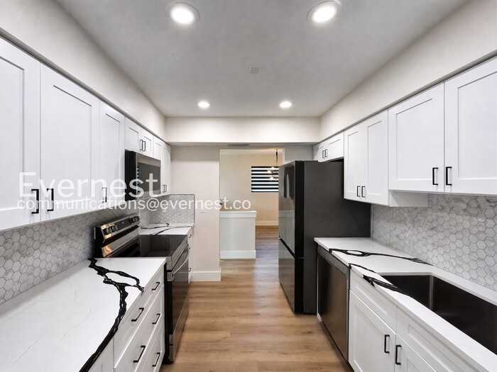 5908 S Manhattan Ave - Photo 7 of 30