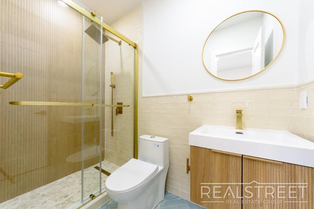 536A Monroe St #4 - Photo 6 of 7
