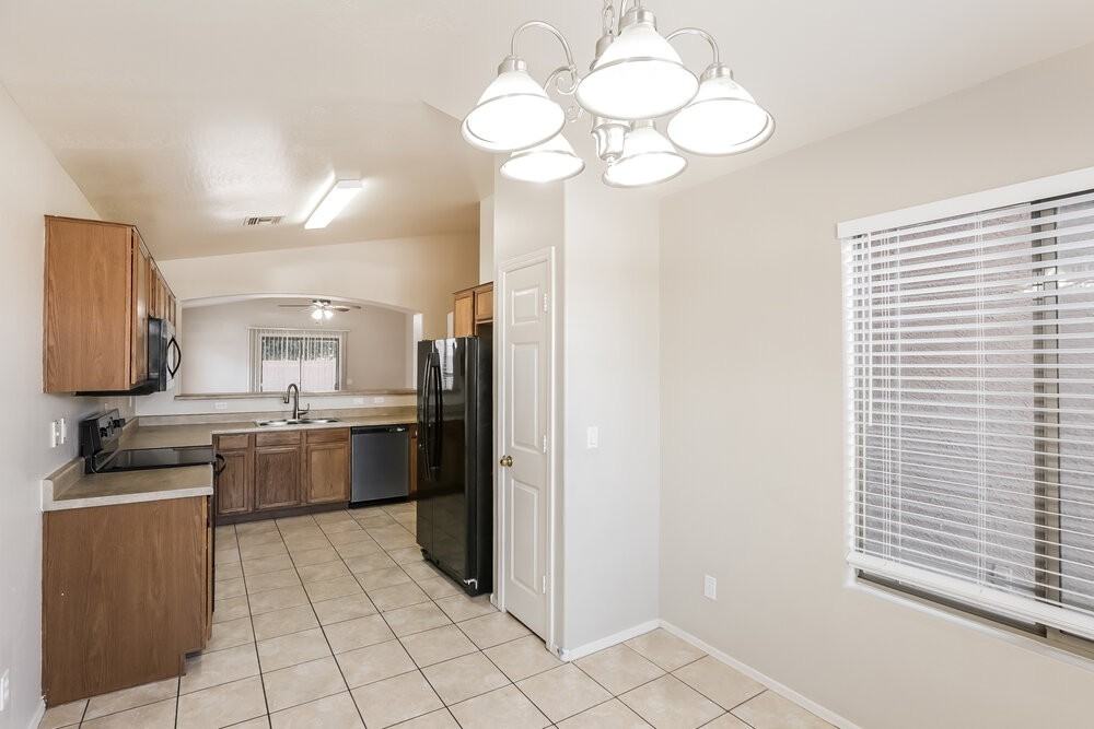 5704 S 32nd Dr - Photo 6 of 16
