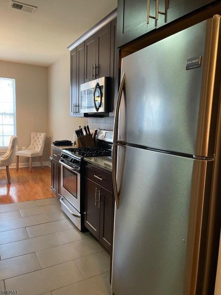 152 Conover Ter #152 - Photo 3 of 10