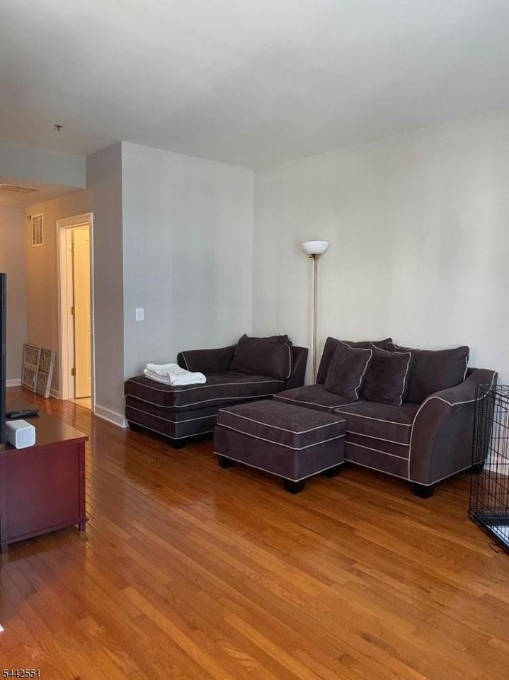 152 Conover Ter #152 - Photo 7 of 10