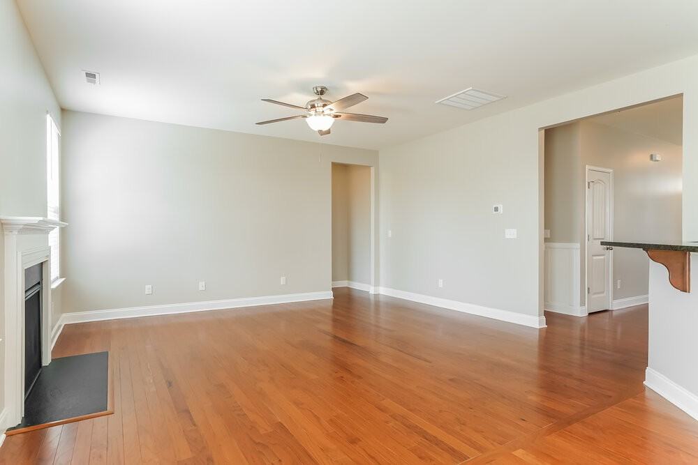 335 Clubhouse Dr - Photo 4 of 17
