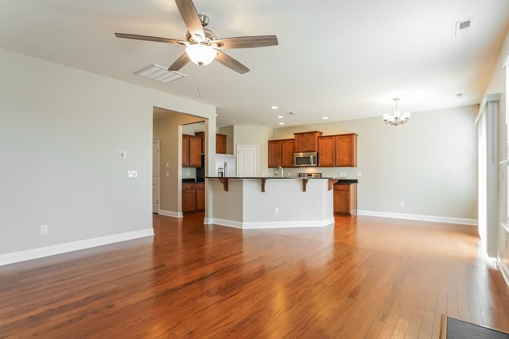 335 Clubhouse Dr - Photo 5 of 17