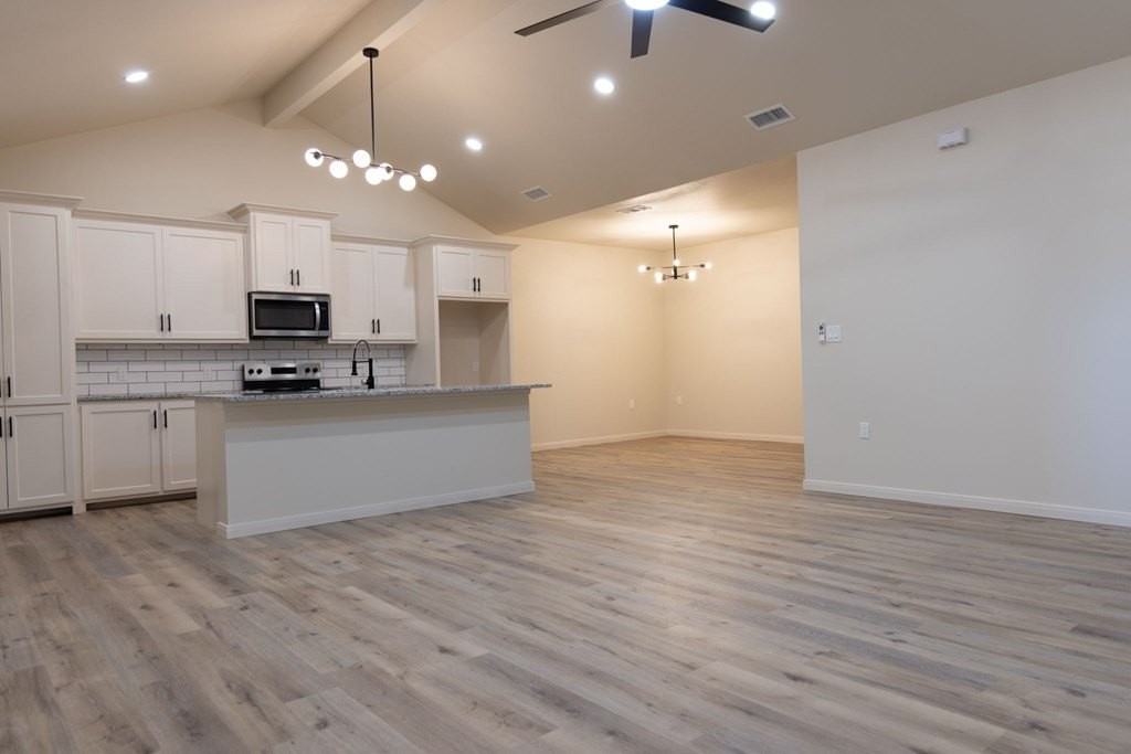 2105 Bryant St - Photo 3 of 9