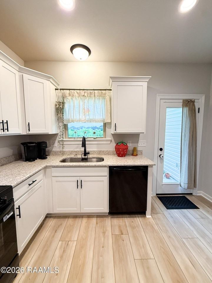 116 Brattle Ct - Photo 6 of 27