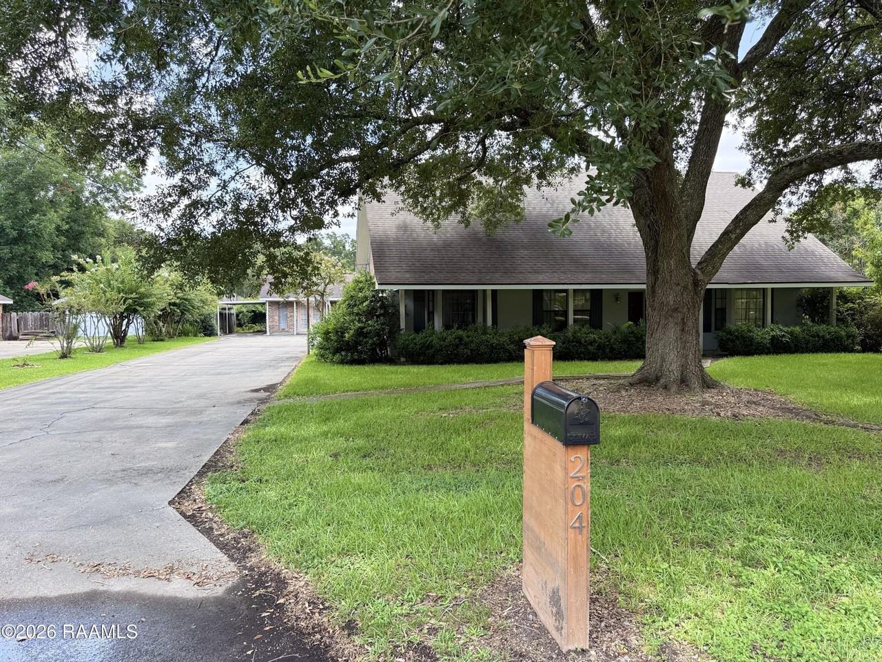 204 Carolyn Dr - Photo 2 of 13