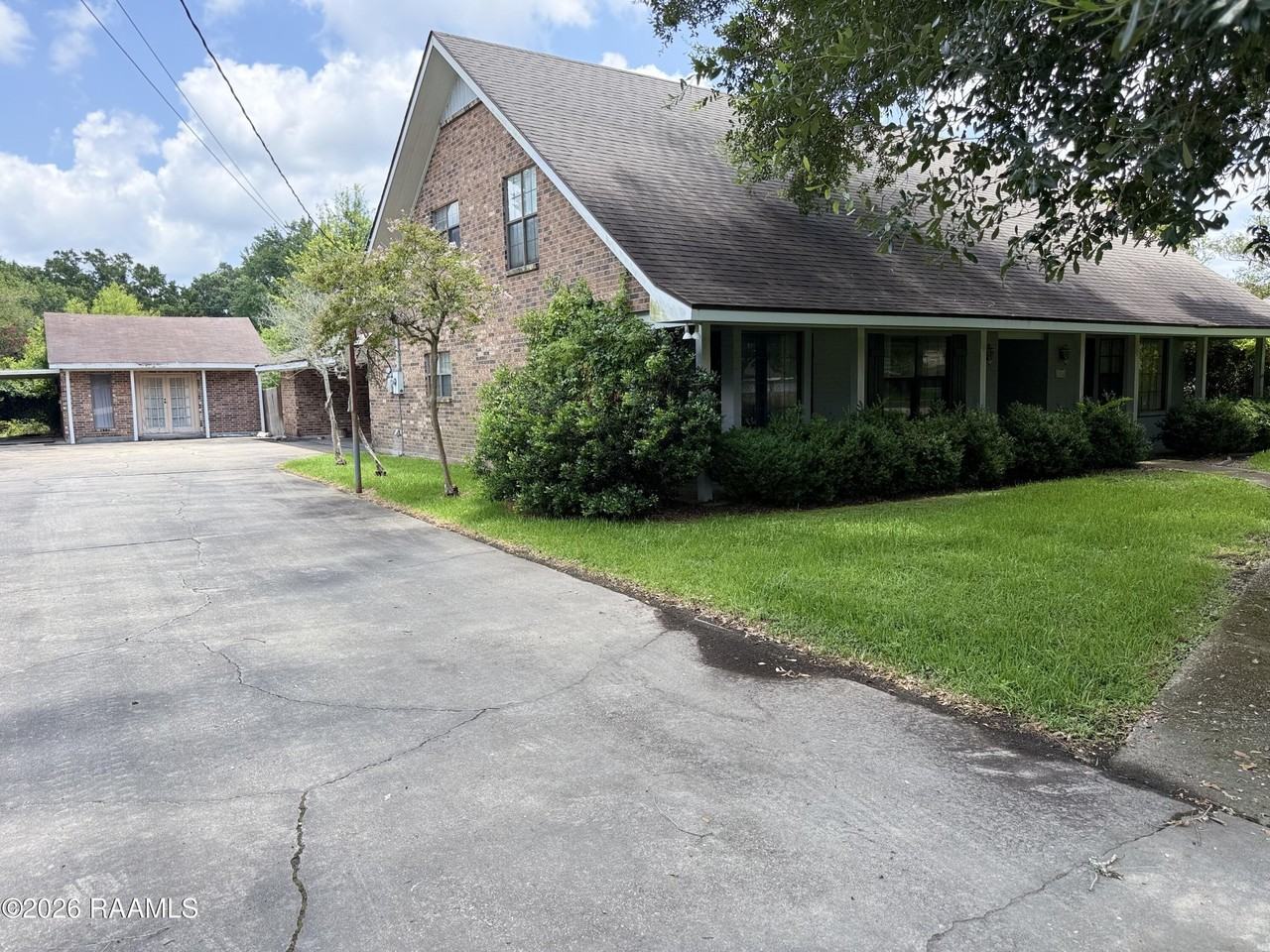 204 Carolyn Dr - Photo 3 of 13