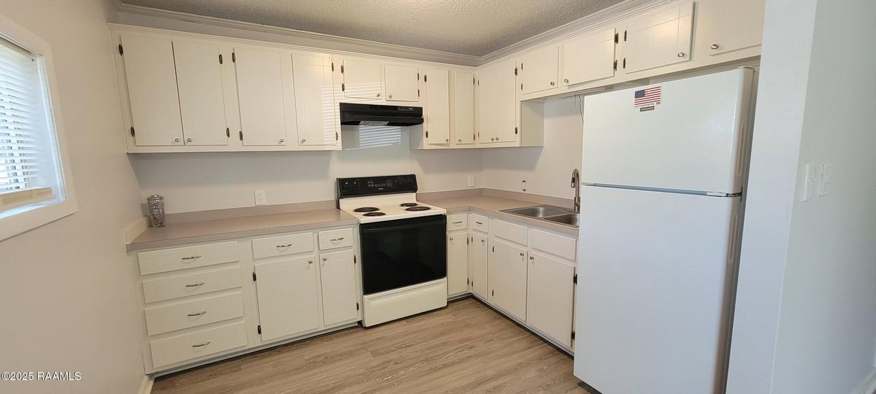 311 4th St #A - Photo 2 of 5