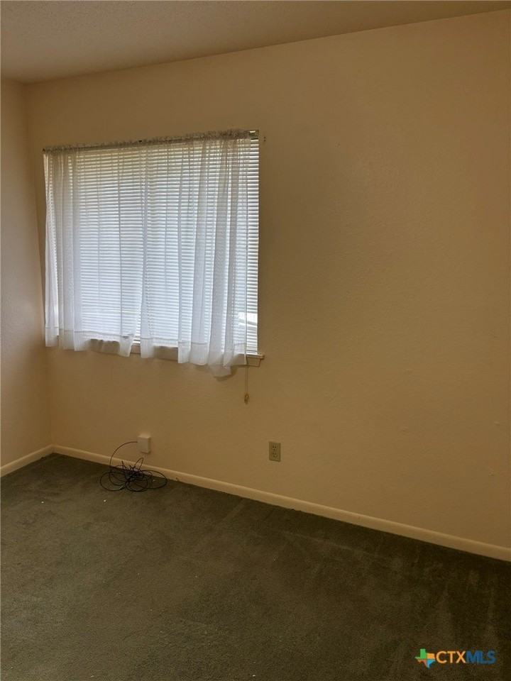 304 Rattan Dr - Photo 3 of 17