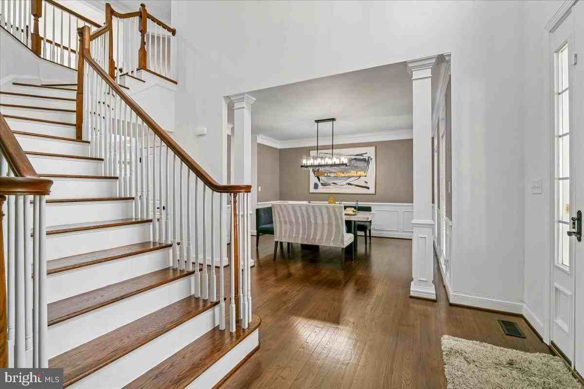 743 Seneca Dr - Photo 3 of 41
