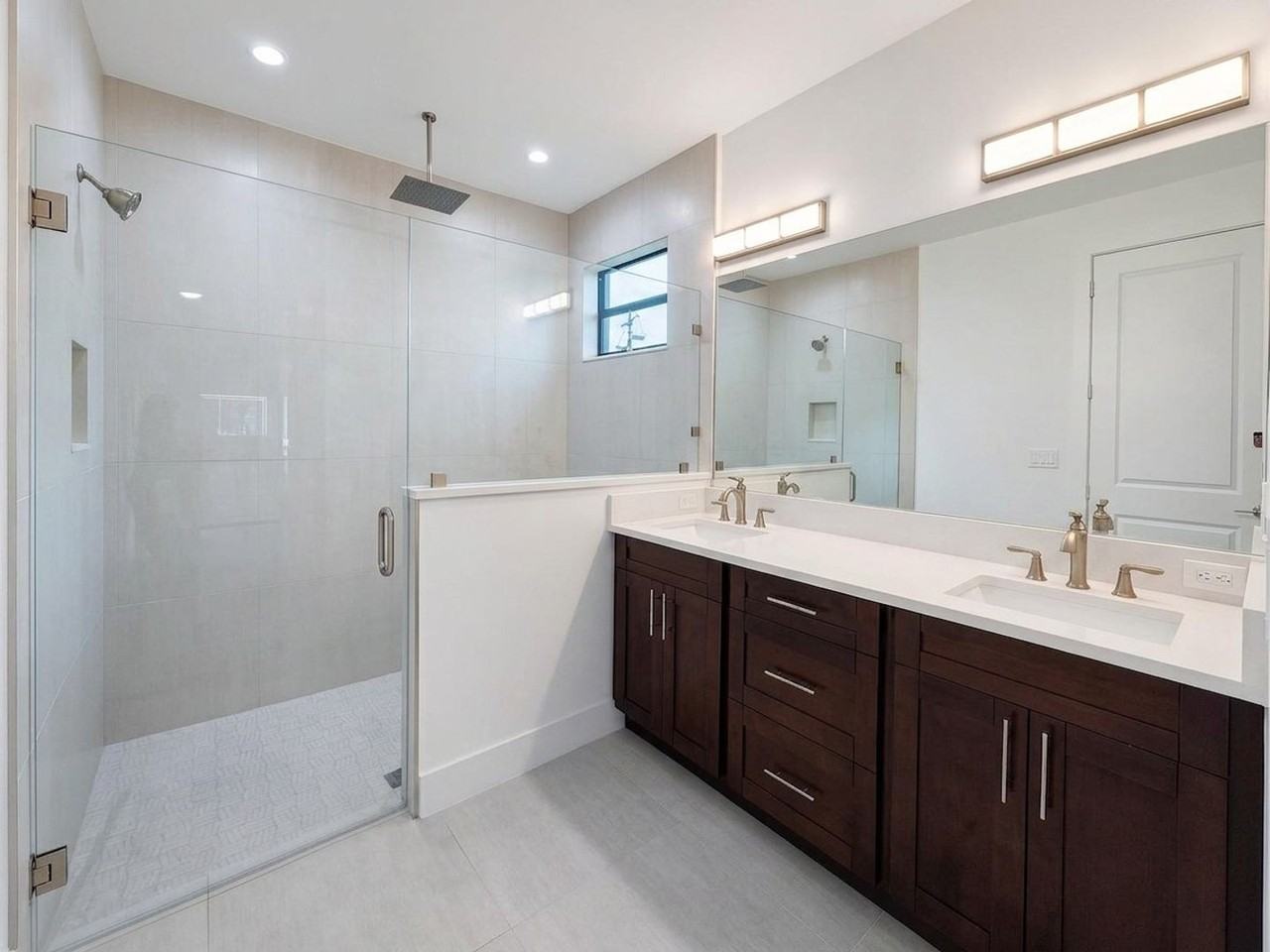 4022 24th Ave Ne - Photo 5 of 9