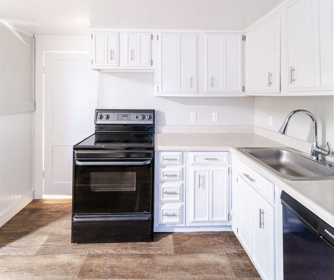 874 6th Ave #SF - Photo 2 of 35