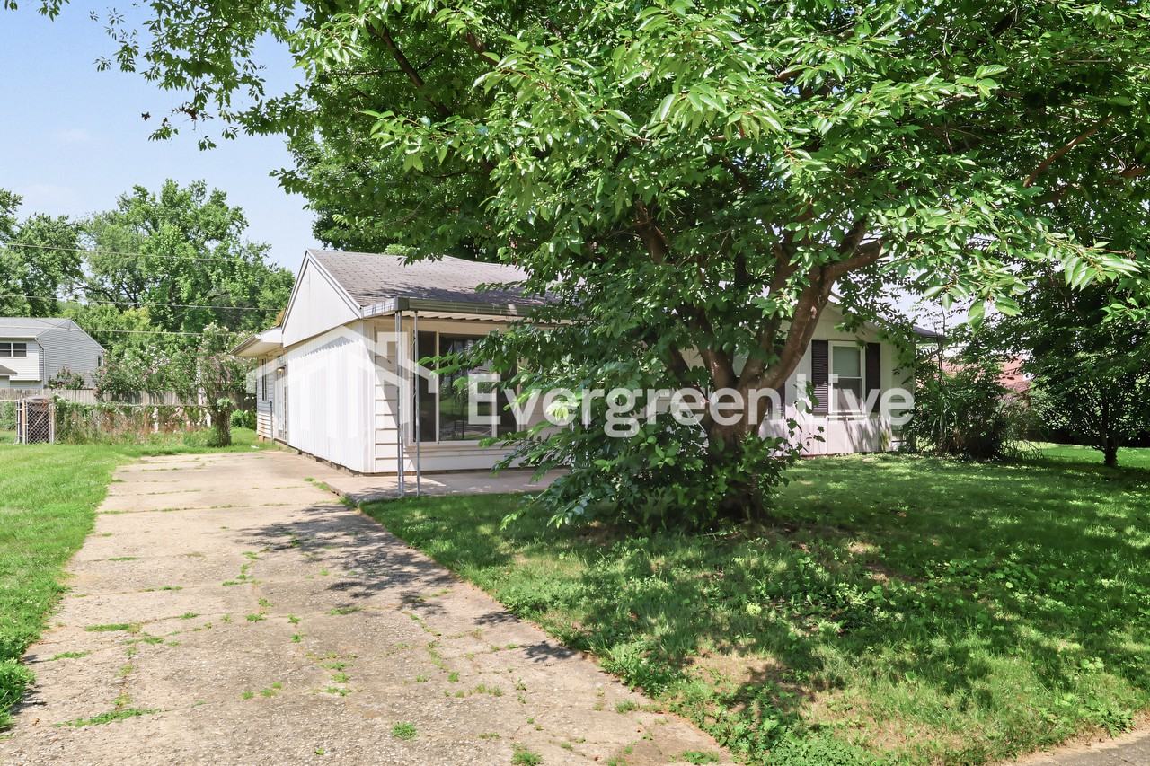205 Tulip Dr - Photo 2 of 15