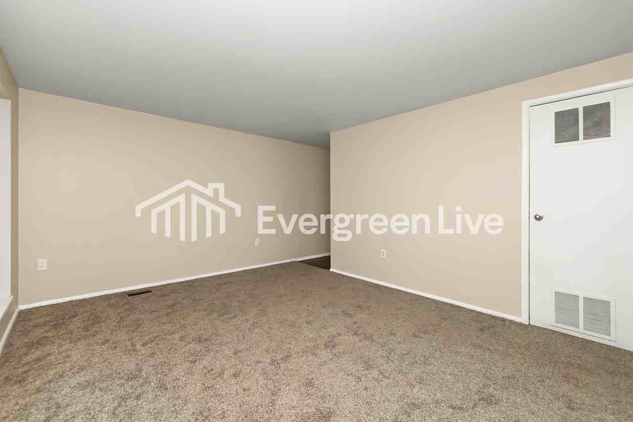 205 Tulip Dr - Photo 3 of 15