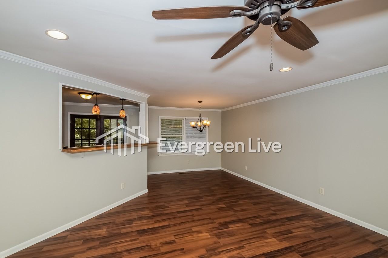 237 Russet Woods Dr - Photo 4 of 15