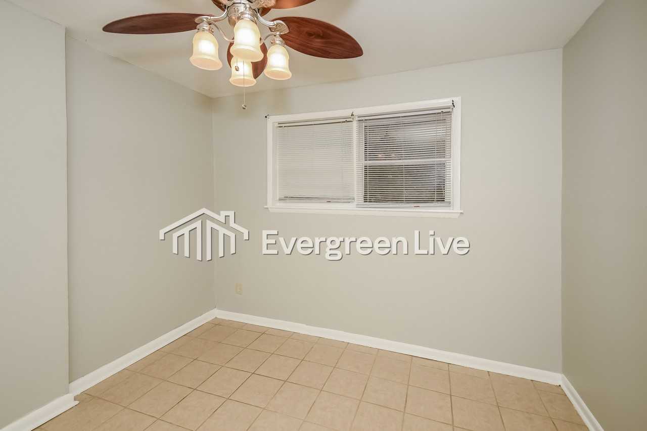 237 Russet Woods Dr - Photo 5 of 15