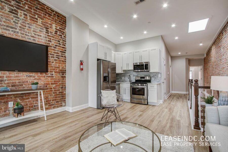 1626 Monroe St Nw #2 - Photo 4 of 14