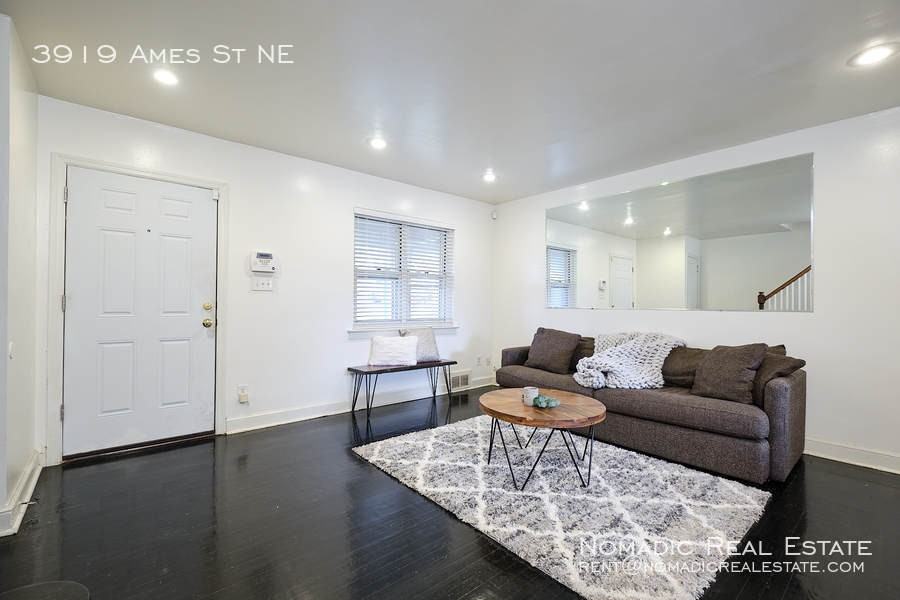 3919 Ames St Ne - Photo 4 of 35
