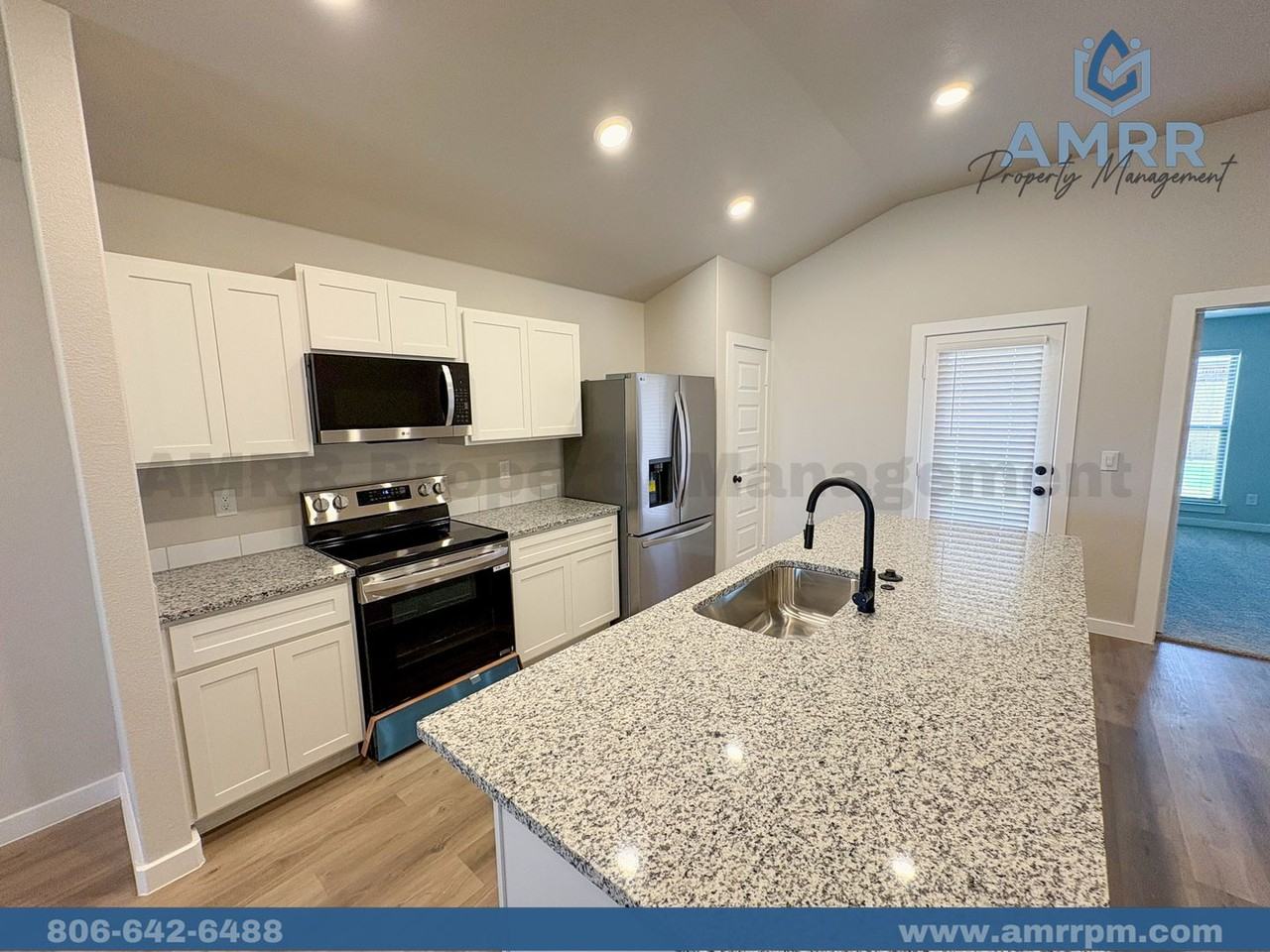 2402 Abbeville Ave - Photo 4 of 28