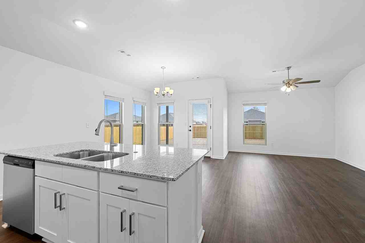 207 Sw Vicki St - Photo 3 of 26