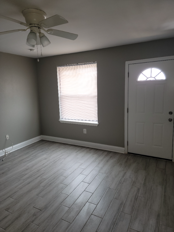93 Elaine Dr - Photo 2 of 9