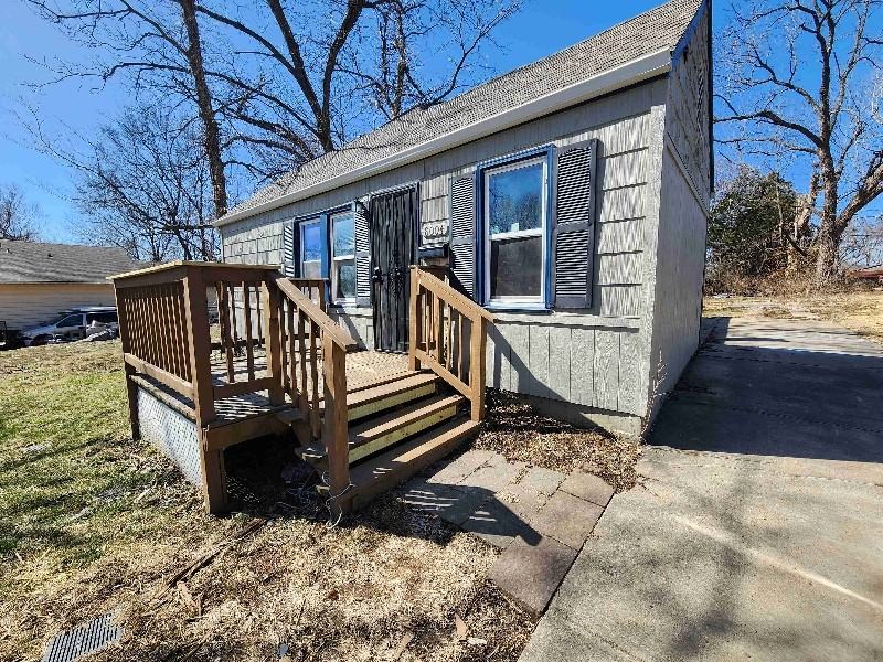 8004 Lydia Ave - Photo 2 of 12