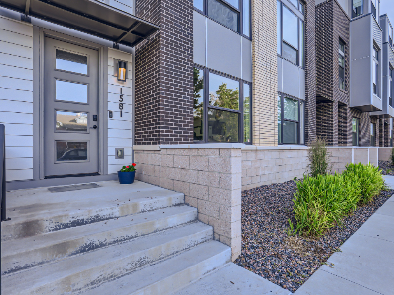 1581 Perry St - Photo 2 of 27