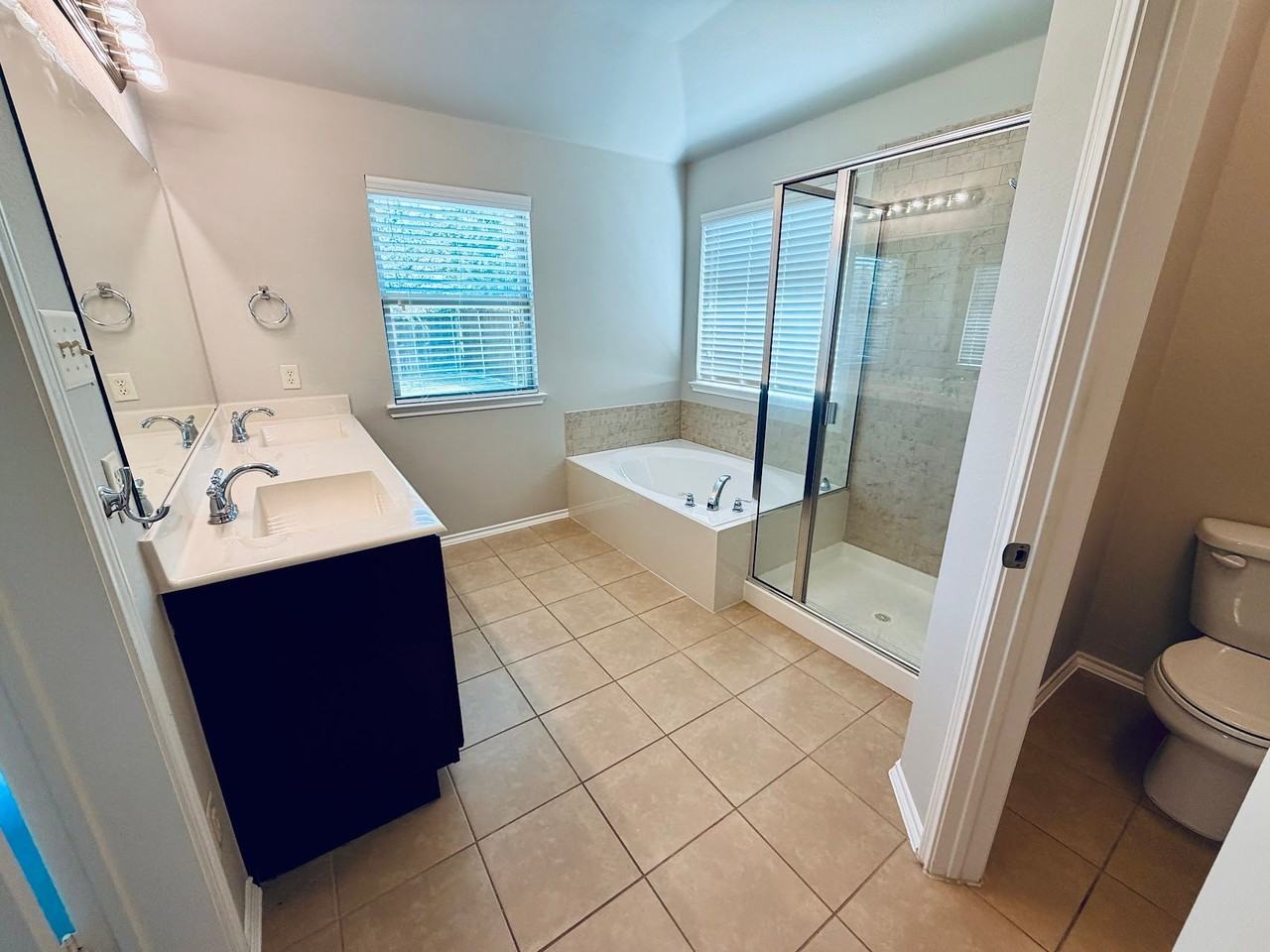1810 Carol Ln - Photo 4 of 18