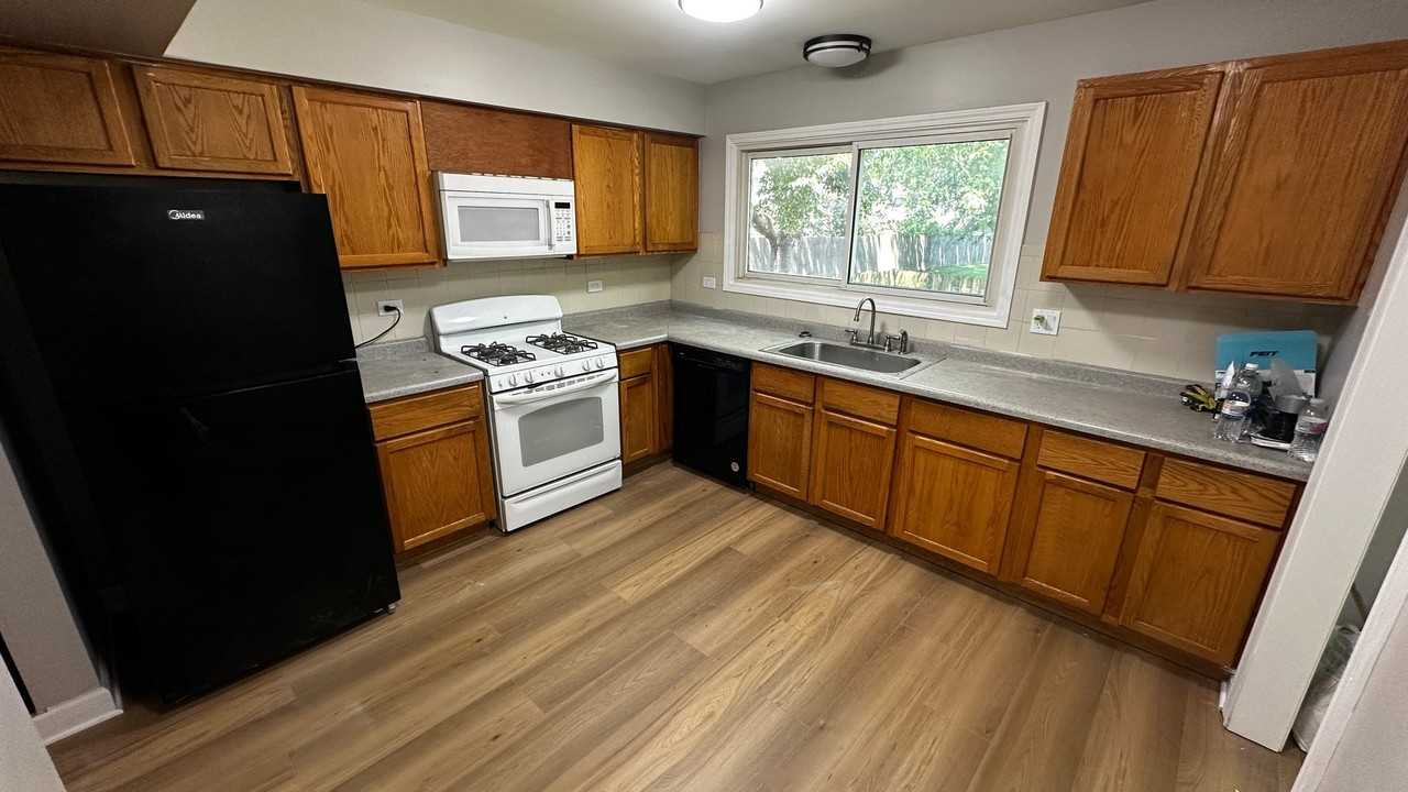 2199 London Dr - Photo 3 of 14