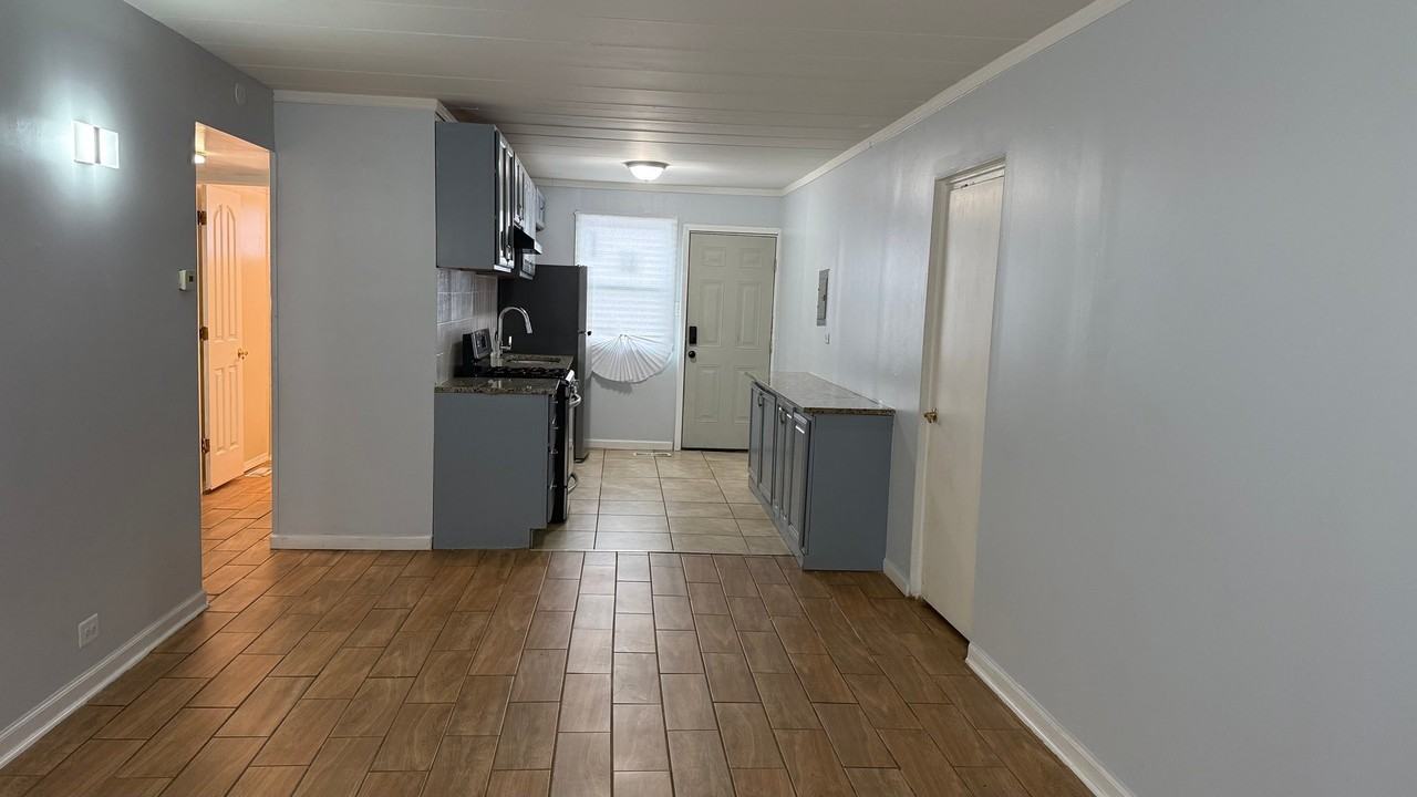 8635 S Ingleside Ave #1 - Photo 6 of 10