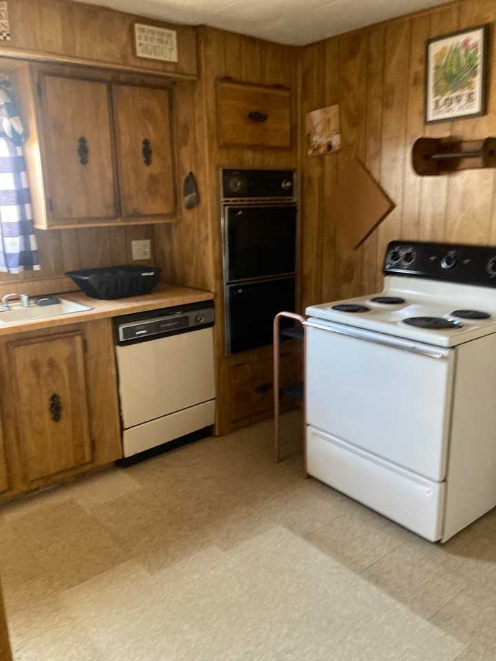 604 Fountain Ct Se - Photo 2 of 36