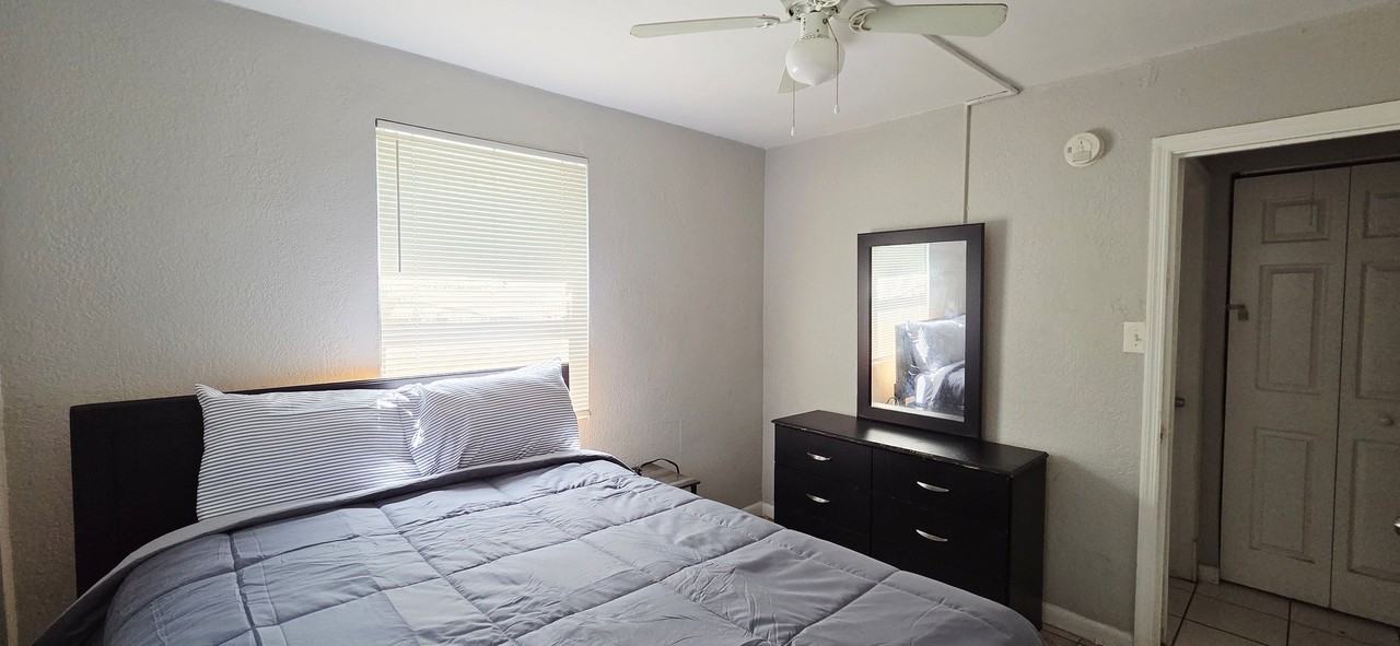 1069 W 30th St - Photo 2 of 9