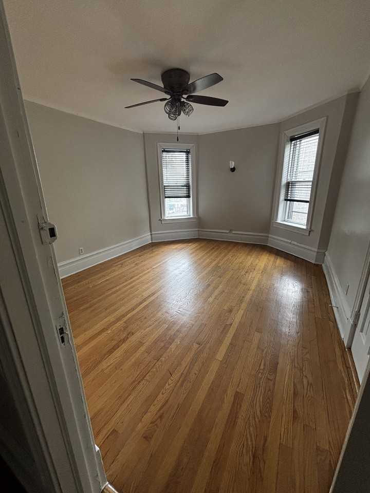 4423 S Indiana Ave #3 - Photo 4 of 8