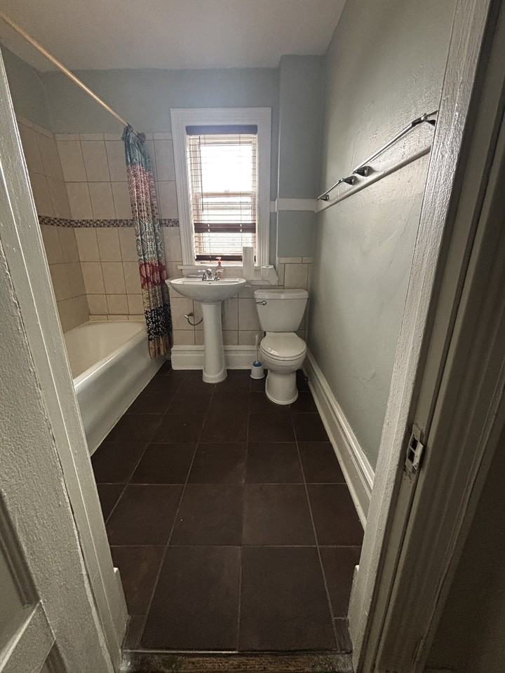 4423 S Indiana Ave #3 - Photo 5 of 8