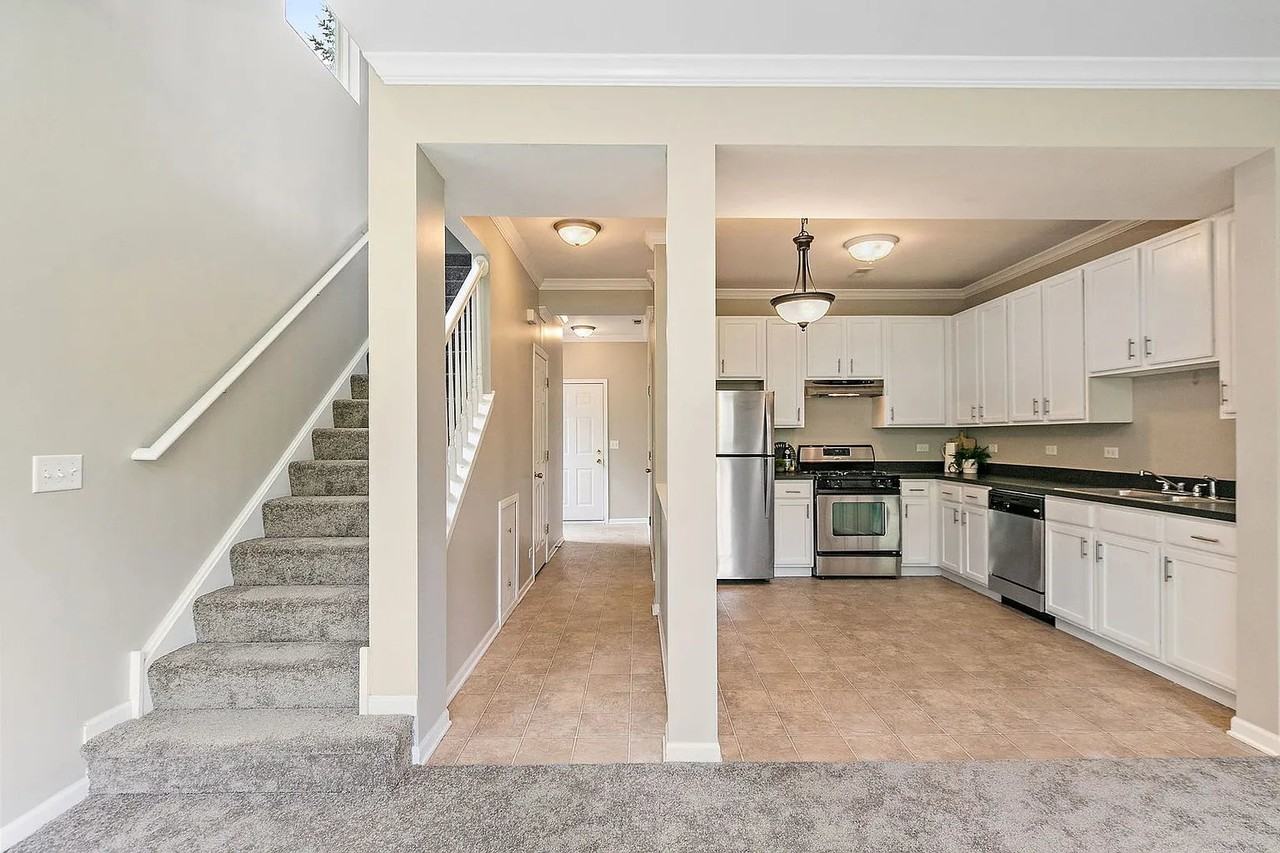 2284 Flagstone Ln - Photo 3 of 19