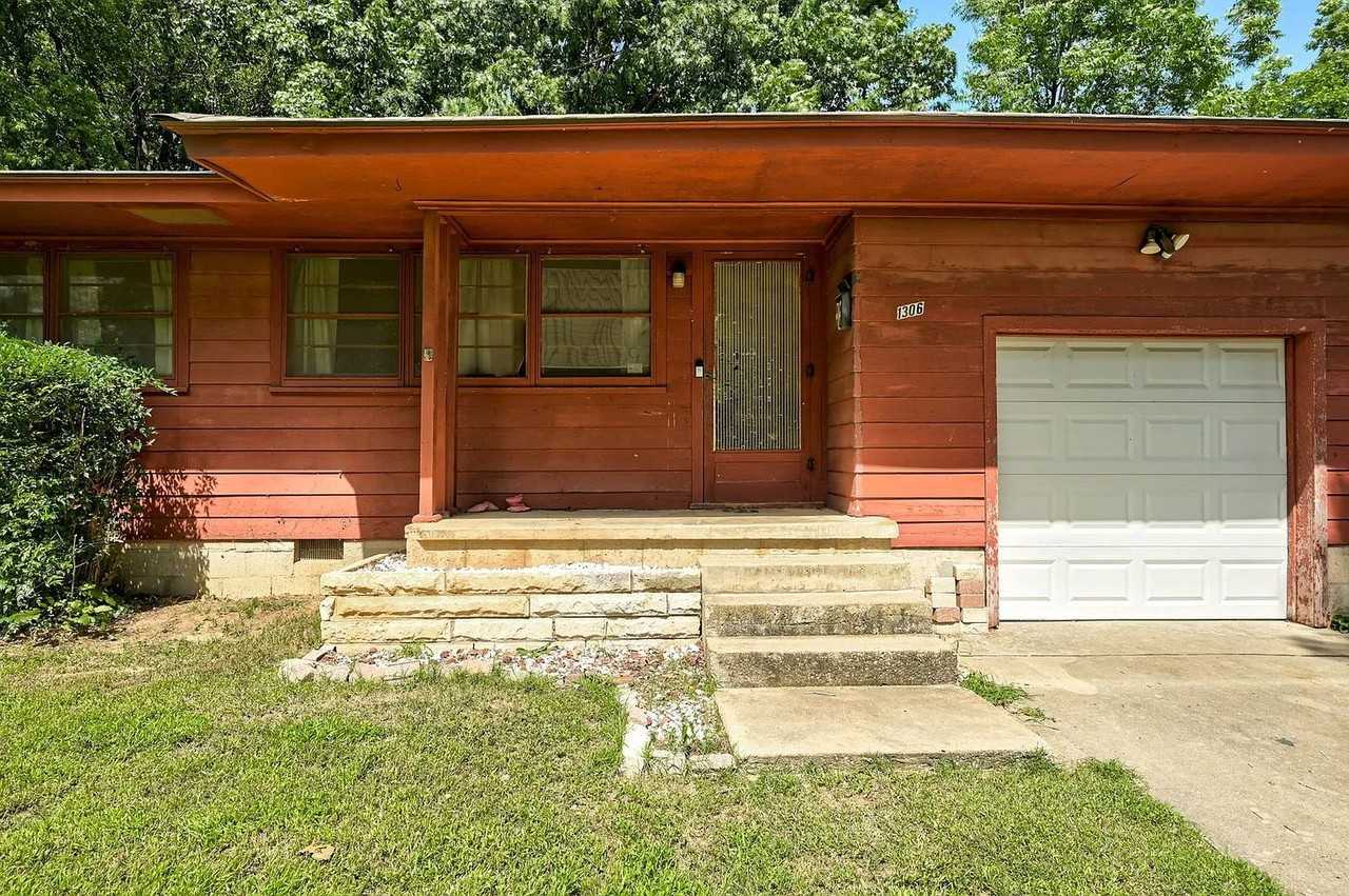 1306 Mckinley Ave - Photo 2 of 20