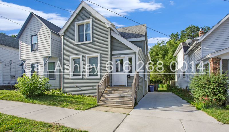 1032 Logan St Se - Photo 2 of 21