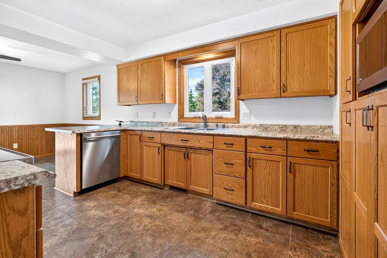 3033 W Hiawatha Dr - Photo 4 of 22