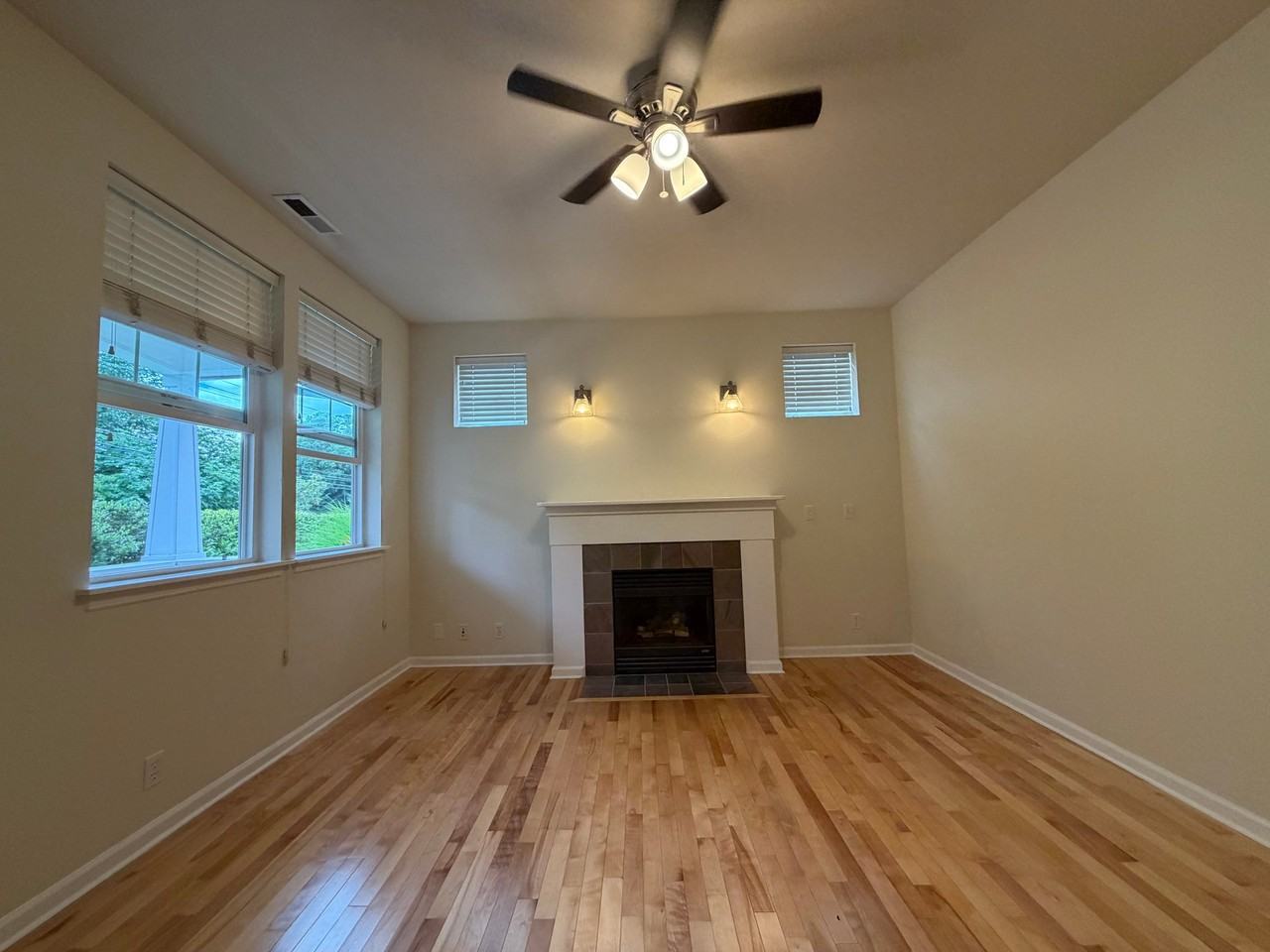 19445 1st Ave Ne - Photo 5 of 18