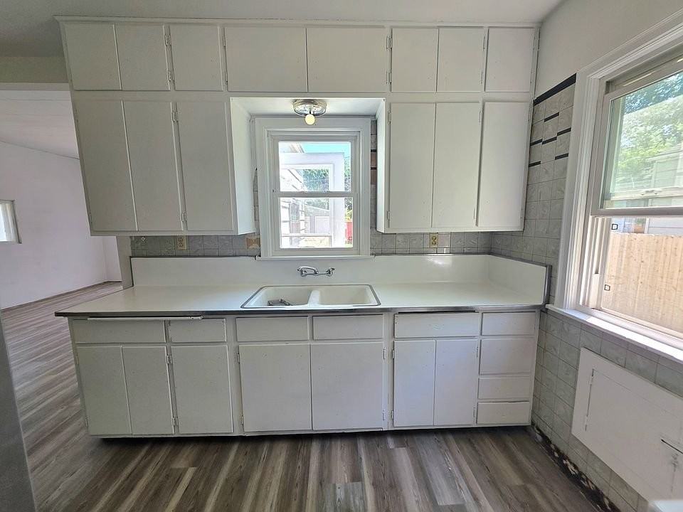 3326 S Lenox St - Photo 6 of 16