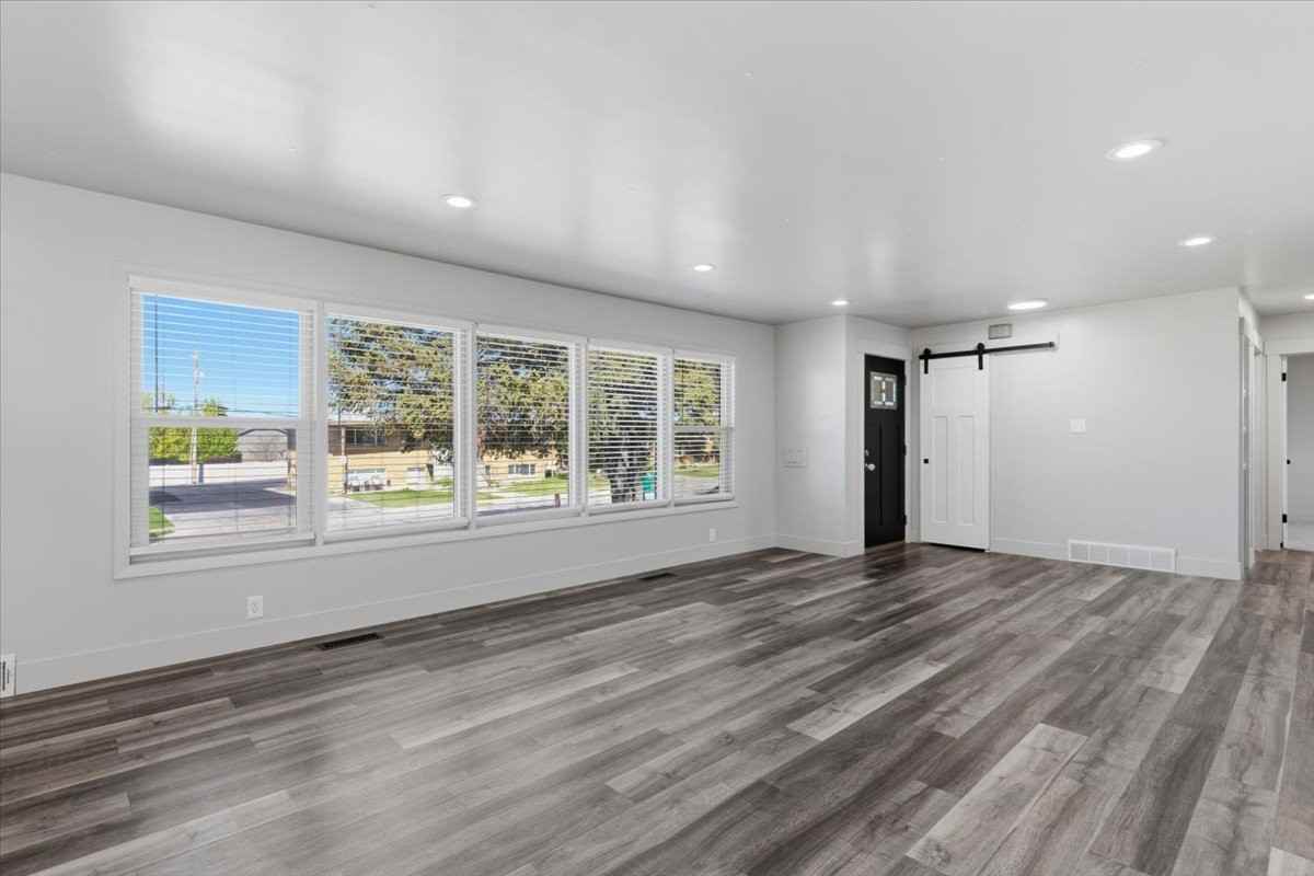 5564 Sw - Photo 2 of 20