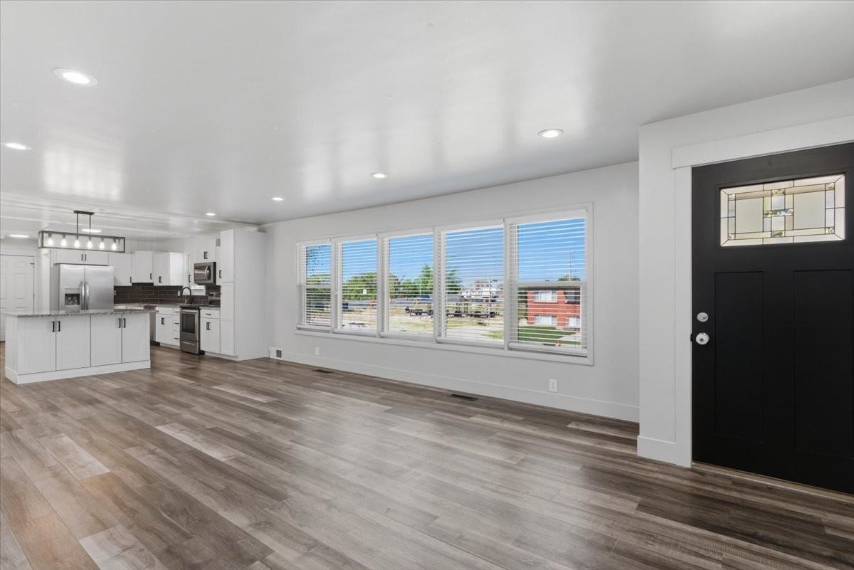 5564 Sw - Photo 3 of 20
