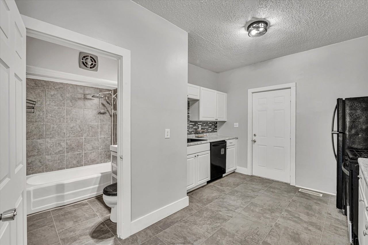 1215 Farnam St - Photo 4 of 16