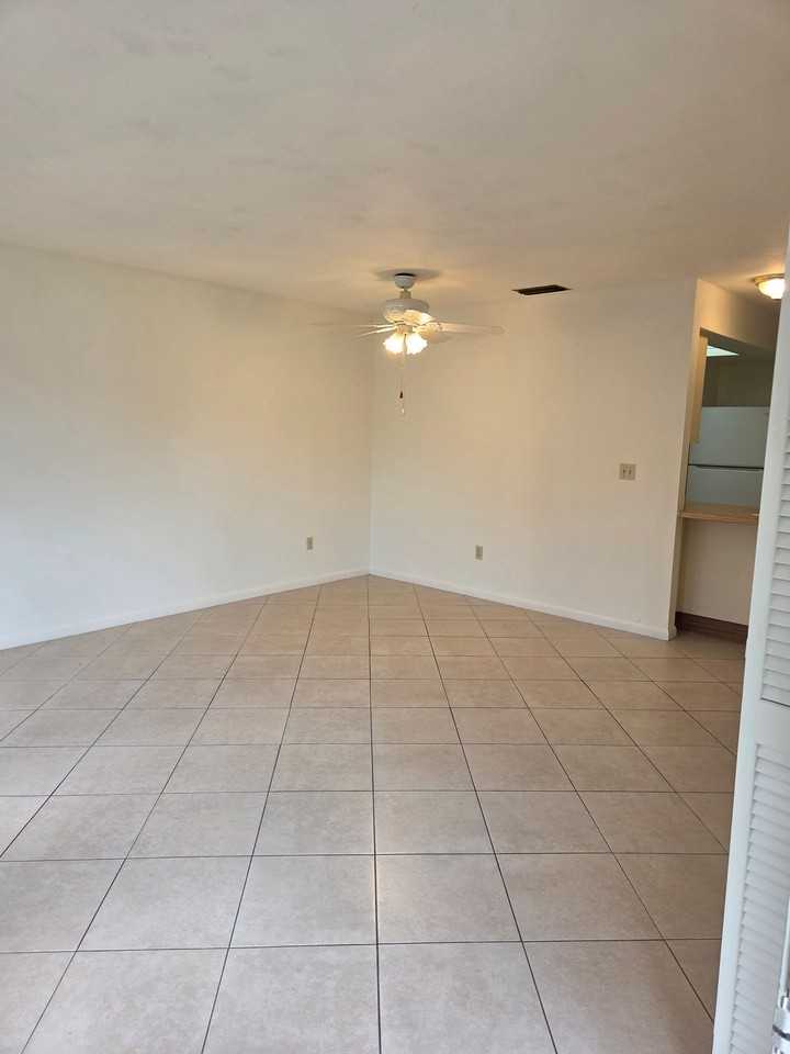 1222 Se 8th St #2 - Photo 2 of 17