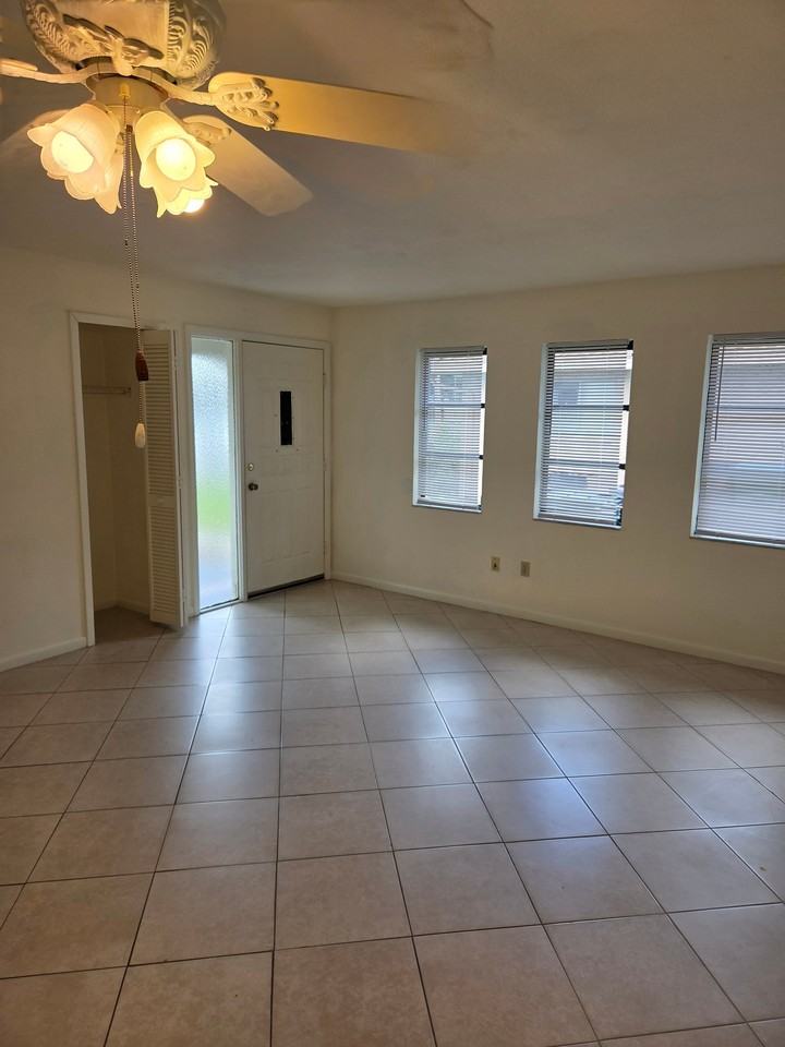 1222 Se 8th St #2 - Photo 3 of 17