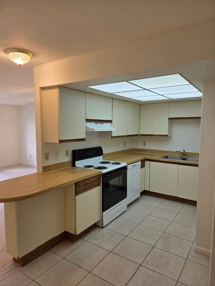 1222 Se 8th St #2 - Photo 4 of 17